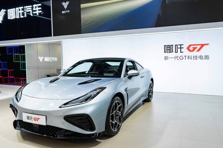 重庆44哪吒汽车在智能汽车领域的表现，领途汽车在新能源汽车市场中的影响力